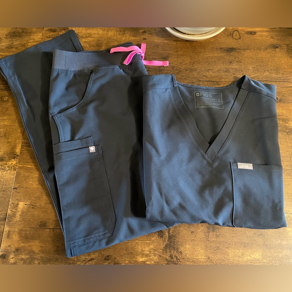 FIGS M Scrub Set